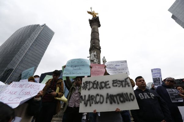 La manifestación por la desaparición de Marco Antonio comenzó después de las 13:00 horas en el Ángel de la Independencia.