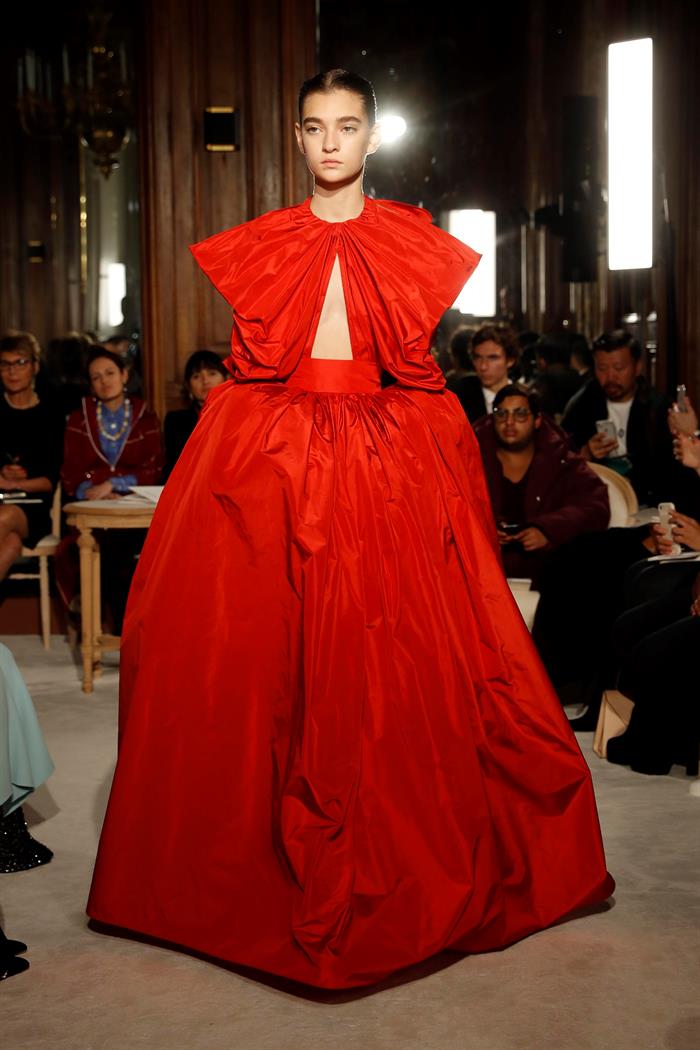 Pier Paolo Piccioli presentó sus más recientes creaciones bajo la firma Valentino, como este vestido rojo que asemeja un gran moño. 