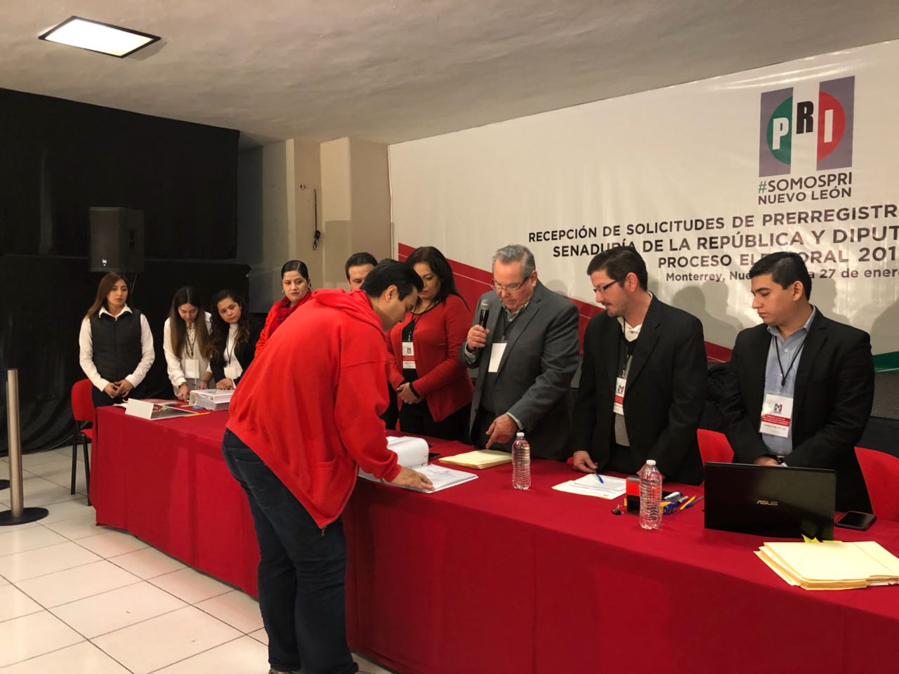 Los simpatizantes acudieron con pancartas y mantas que decían: "fuera Clara y Abel". 