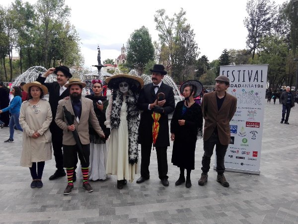 Vestidos como los personajes del mural "Sueño de una tarde dominical en la Alameda", integrantes de "Alcaldía de la Bicicleta" preguntaron a la ciudad