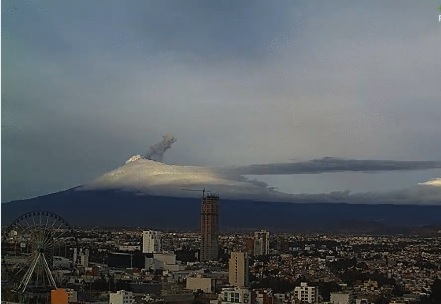 Las autoridades pidieron a la población no acercarse al volcán, sobre todo al cráter.
