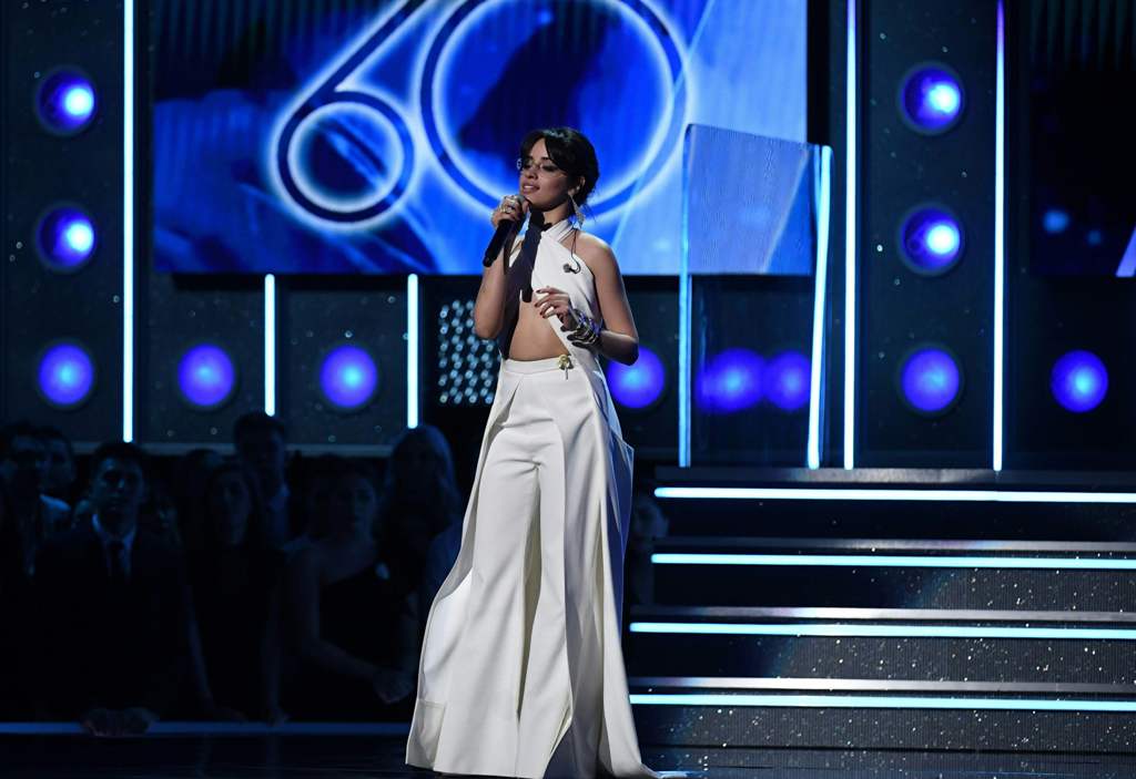 Camila Cabello rinde homenaje a los "soñadores" en los Grammy.