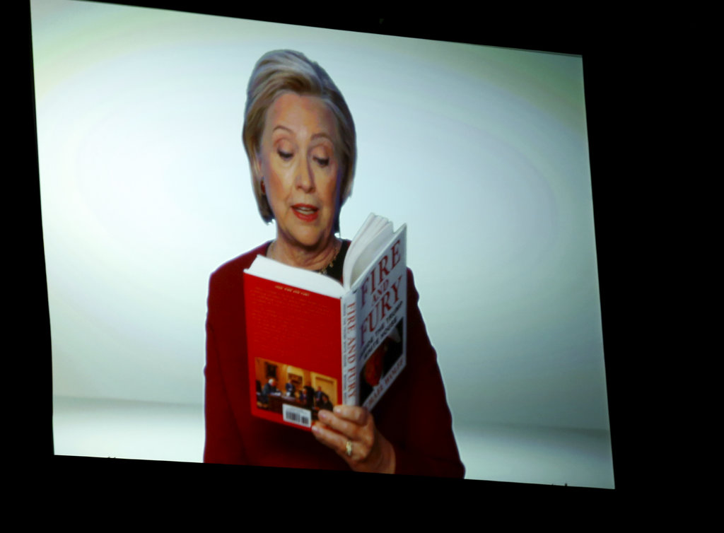 Hillary Clinton se burla de Trump en los Grammy.