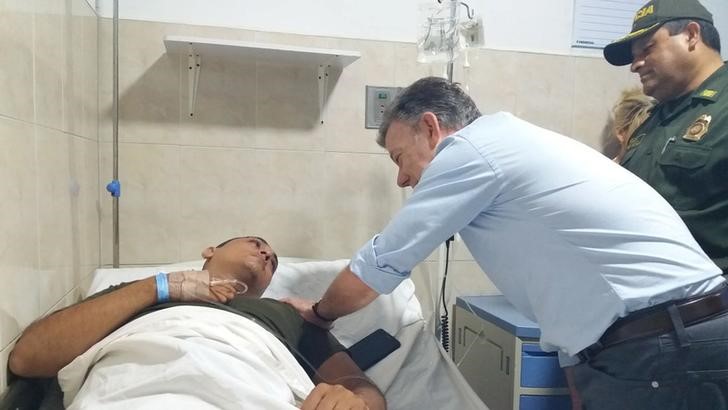 El presidente de Colombia, Juan Manuel Santos, visitó el fin de semana a policías heridos tras el ataque en Barranquilla.