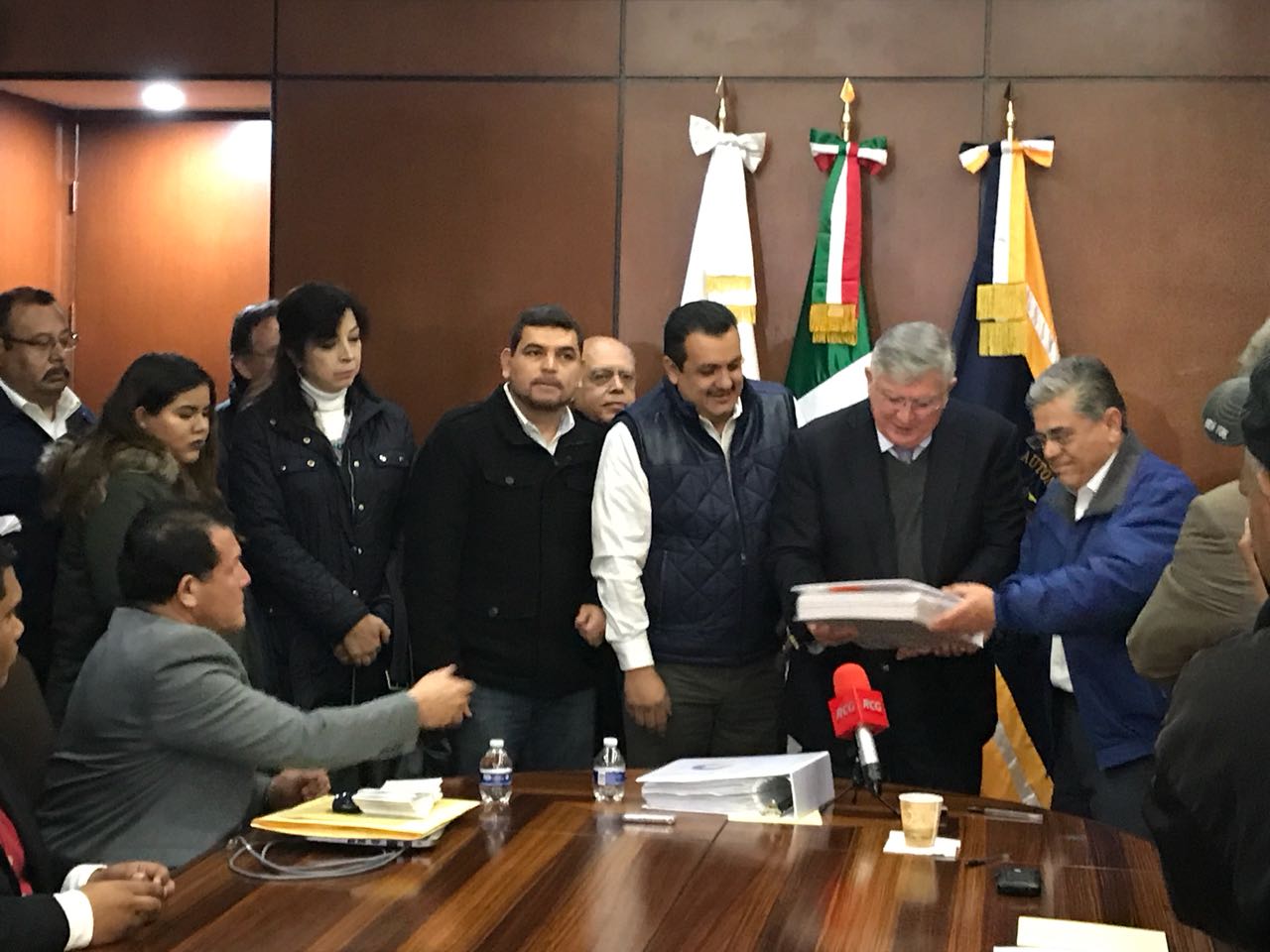Salvador Hernández Vélez, entregó este lunes su solicitud a la Comisión Electoral.
