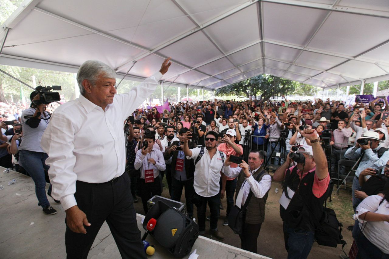 El candidato de la coalición 'Juntos Haremos Historia', Andrés Manuel López Obrador, durante un mitin en el Culiacán.