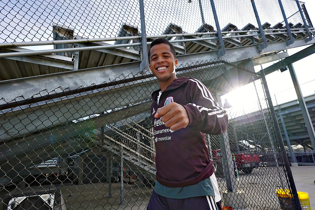 Delantero Giovani Dos Santos en entrenamiento con el Tri
