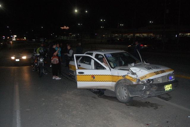 El taxi muestra señas del fuerte choque.