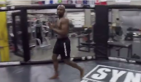 Floyd Mayweather entrenando en un octágono de UFC