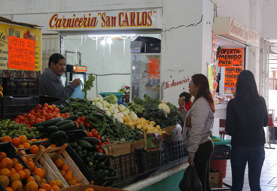 Locatarios preocupados por las cuarteaduras y goteras.