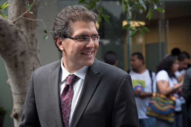 Ríos Piter pide a candidatos independientes unirse para buscar la Presidencia. 