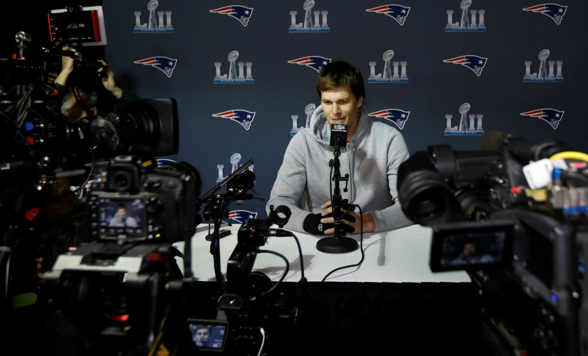 Tom Brady compareció ante los medios de comunicación con un guante en su mano derecha