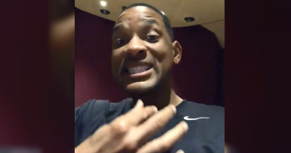 Will Smith canta a todo pulmón "Bésame mucho".