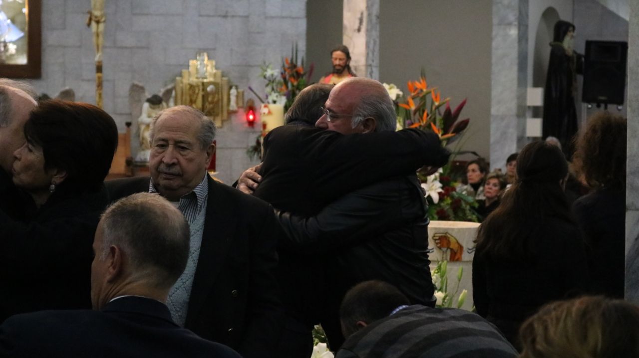 Familiares se despiden del ex alcalde. 