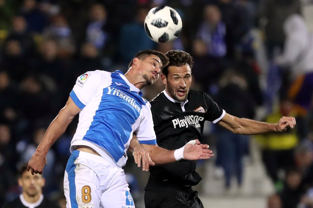Franco Vazquez y Gabriel en disputa por el balón 