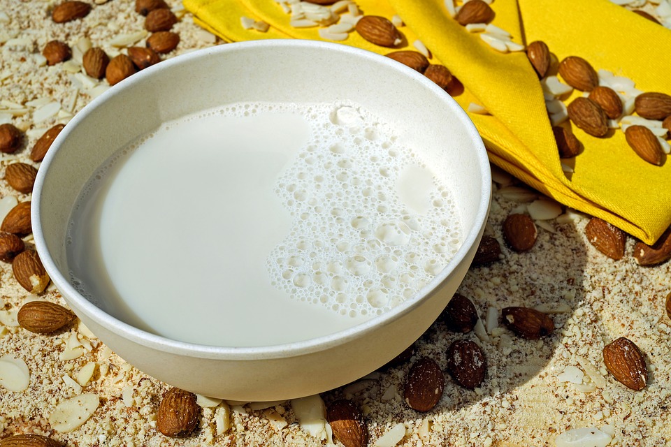 La leche de almendras es más fácil de preparar de lo que pensabas. 