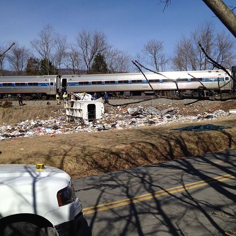 Uno de los ocupantes del camión murió durante el choque con el tren en Virginia.