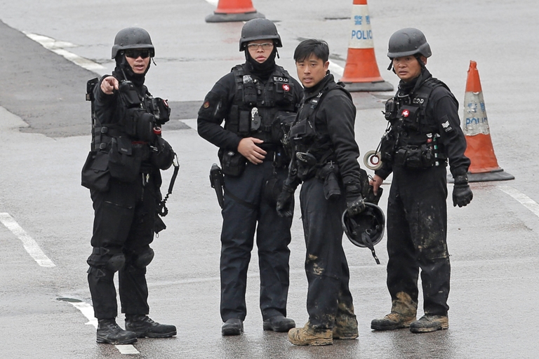 La policía de Hong Kong desplegó seguridad tras el hallazgo de la bomba.