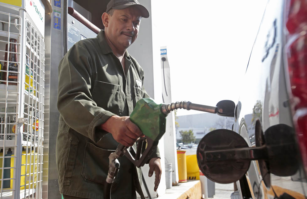 Los despachadores de las estaciones de servicio reciben las quejas de automovilistas por el alza de precios.