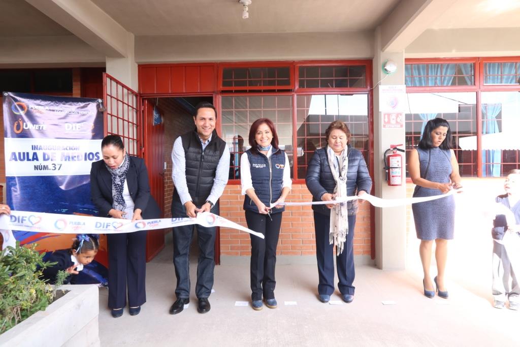 Dinorah López, presidenta del Patronato del Sistema Estatal DIF, inauguró un aula de medio en preescolar Frida Kahlo.