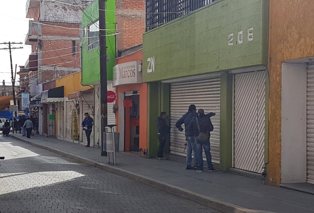 El domicilio y negocio del edil de San Martín Texmelucan, Rafael Núñez, recibió al menos ocho impactos se notan en la fachada del inmueble. 