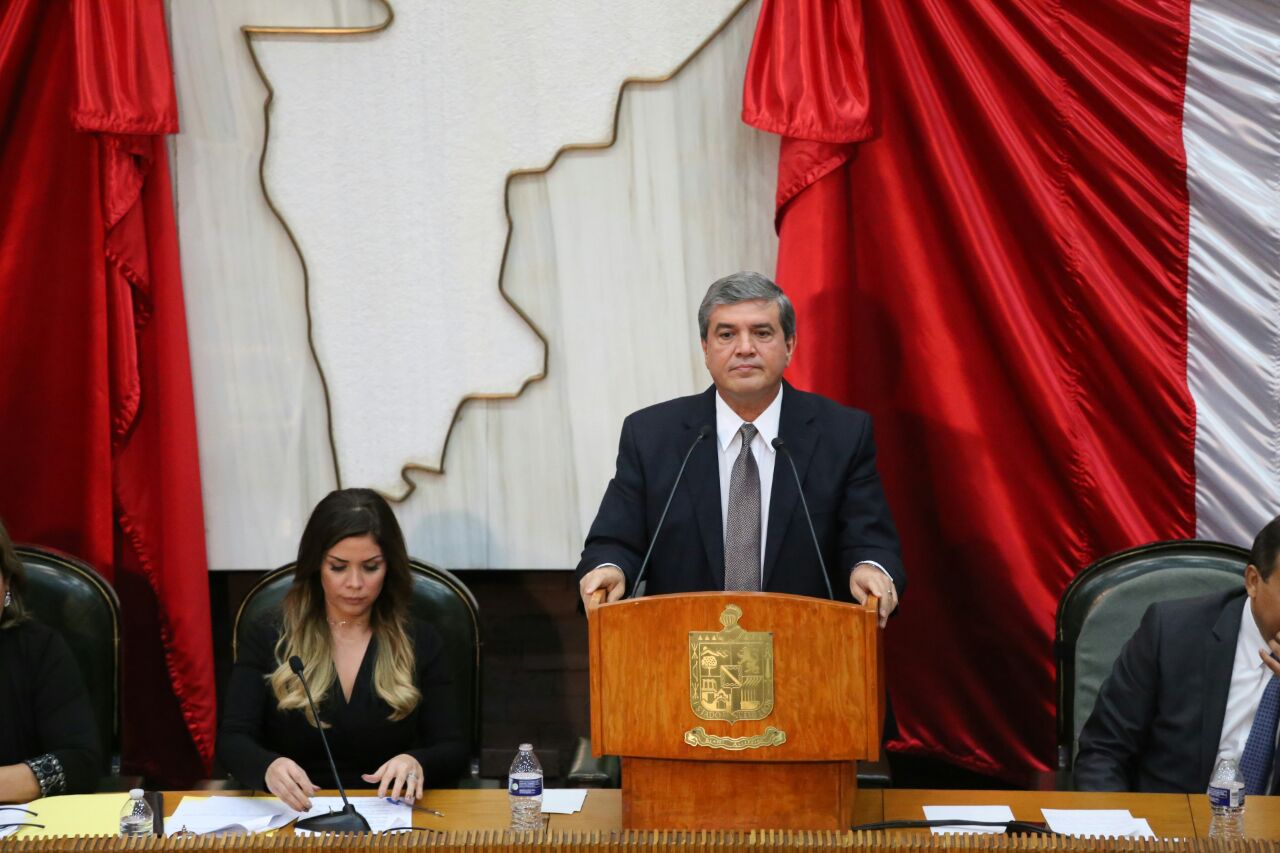 El gobernador interino, Manuel González Flores. 