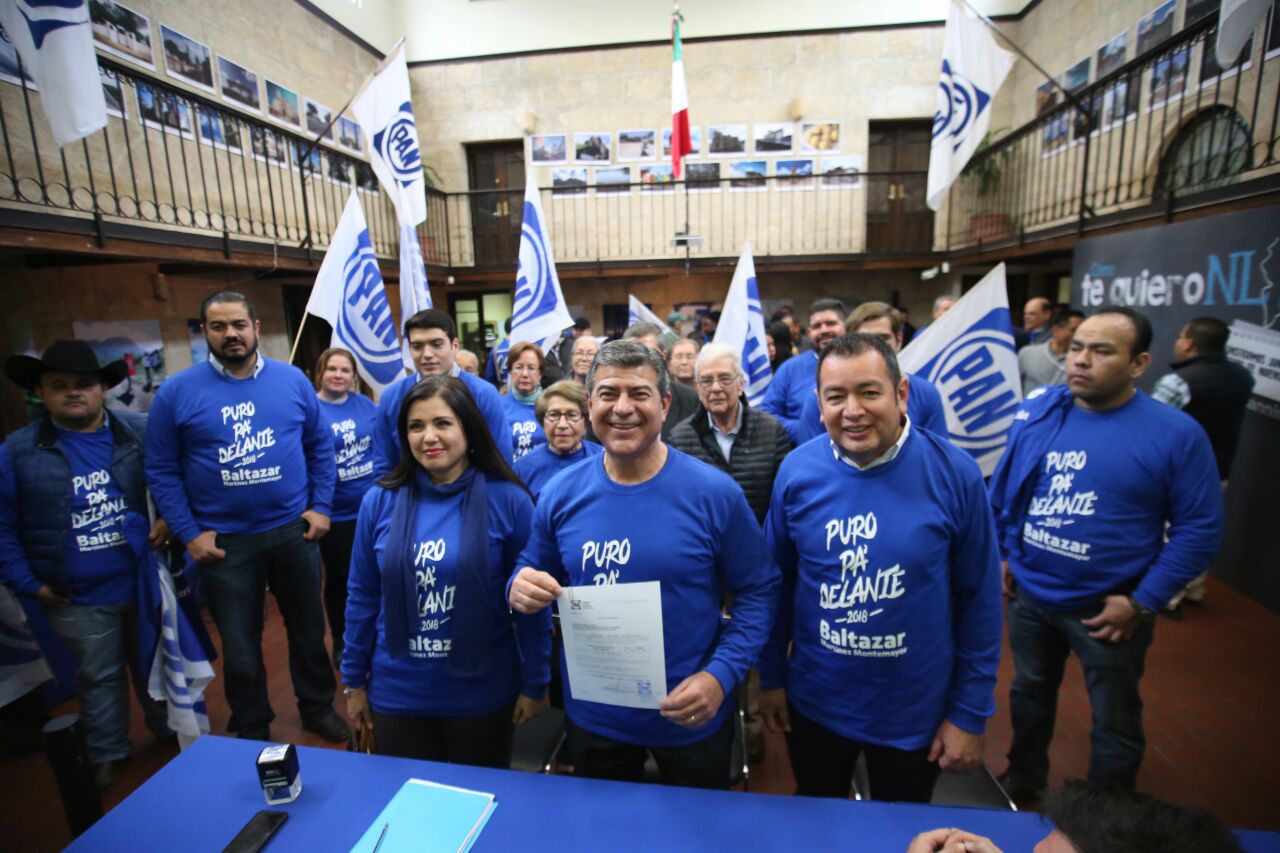 Baltazar Martínez estuvo acompañado de militantes panistas y familiares durante su registro. 