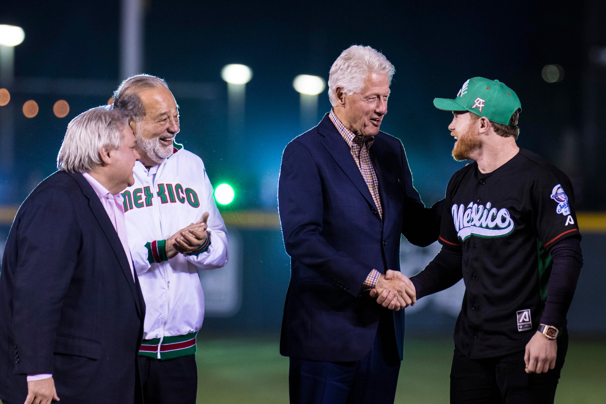 Carlos Slim, Bill Clinton y Saúl 'Canelo' Álvarez durante la inauguración de la Serie del Caribe.