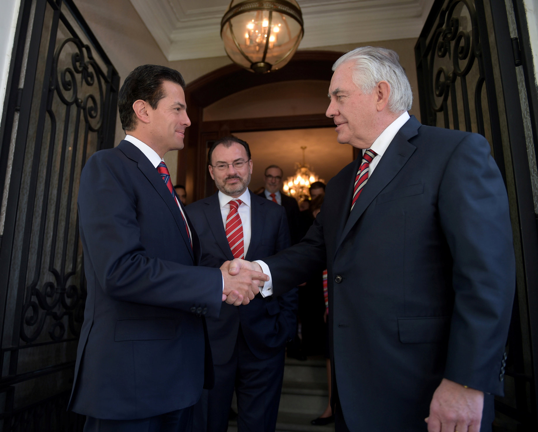 Enrique Peña Nieto le dio la bienvenida en Los Pinos al secretario de Estado de EU, Rex Tillerson.
