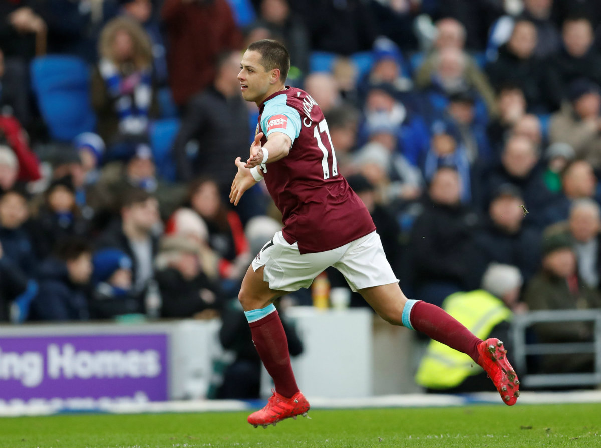 'Chicharito' festeja tras marcar en el Brighton & Hove Albion vs. West Ham