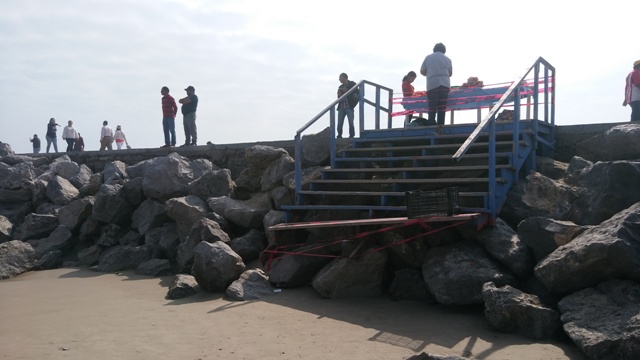 Escaleras y rampas ubicadas en escolleras de playa Miramar, afectadas por oleajes. 
