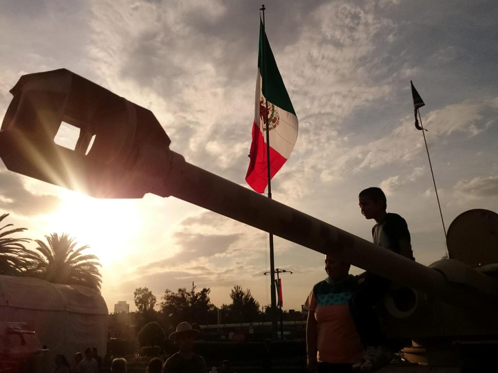La exposición tiene la finalidad de "humanizar" a las fuerzas armadas de México.
