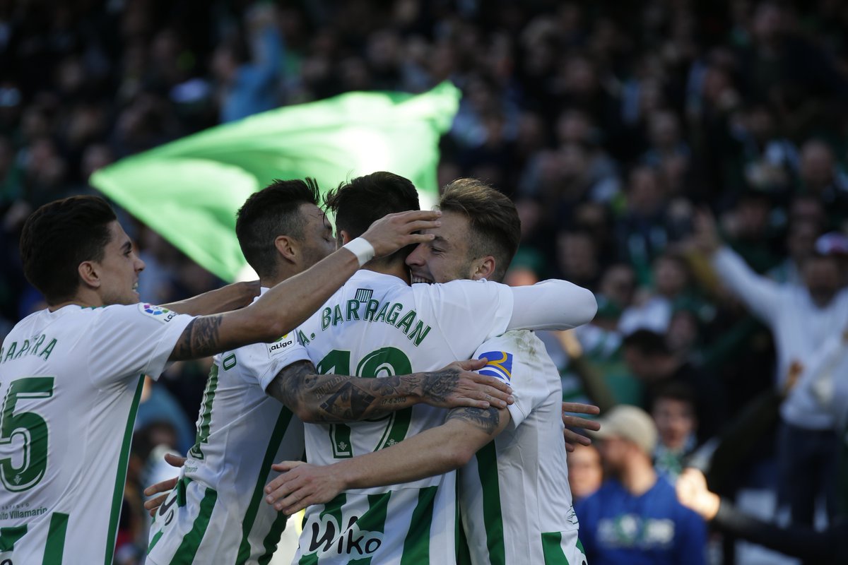 Los jugadores del Betis celebran la anotación