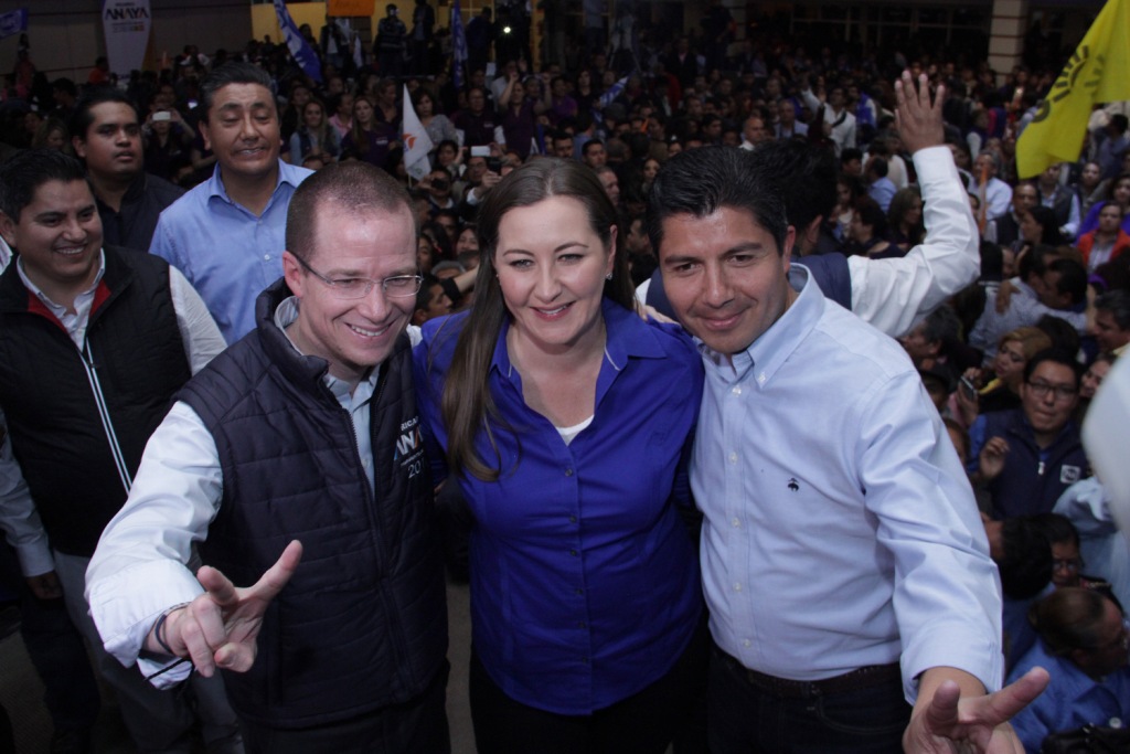 Ricardo Anaya, Martha Erika Alonso y Eduardo Rivera, durante evento con militantes panistas, perredistas y de Movimiento Ciudadano.