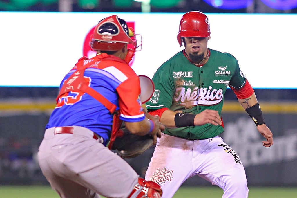 Sebastián Elizalde, durante el juego de la primera ronda de la Serie del Caribe de Beisbol Jalisco 2018