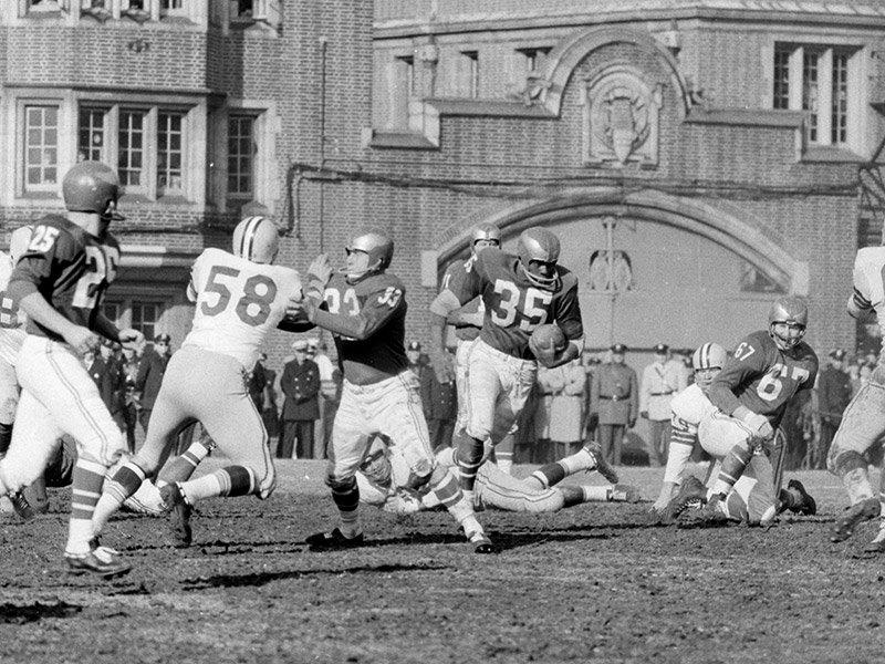 Ted Dean ayudando a los Eagles a ganar su tercer título de campeón de la NFL en 1960