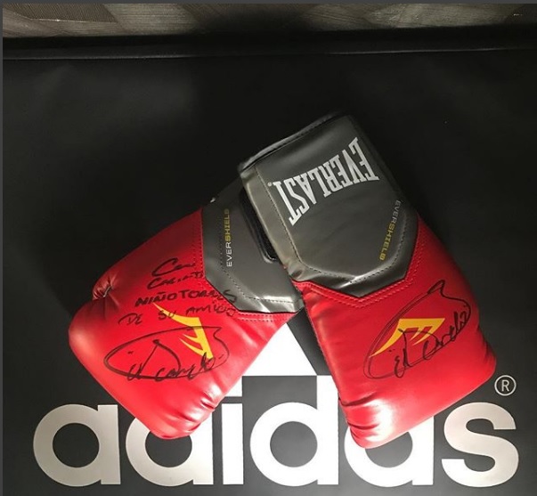'Canelo' regala guantes autografiados a 'Niño' Torres