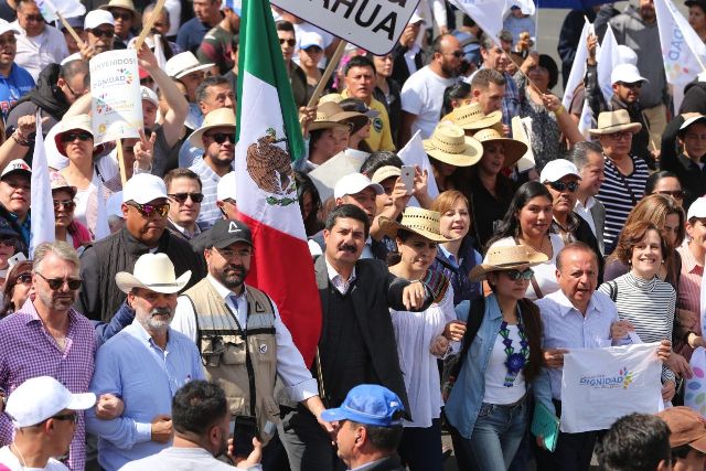 La "Caravana por la Dignidad" avanza rumbo al Hemiciclo a Juárez. 