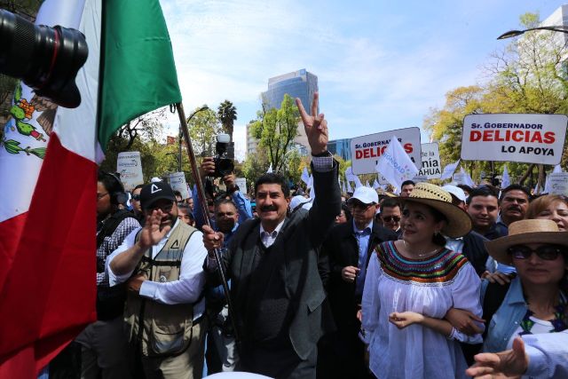 El contingente se dirige a la PGR para exigir el cumplimiento a las solicitudes de extradición el ex gobernador de Chihuahua, César Duarte. 