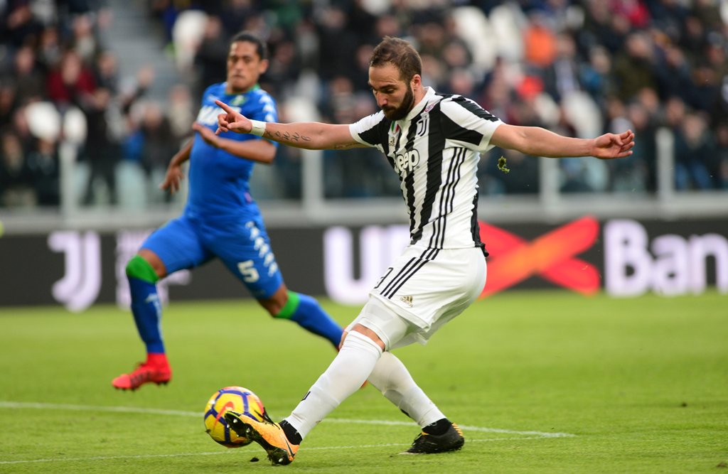 Gonzalo Higuaín marca triplete