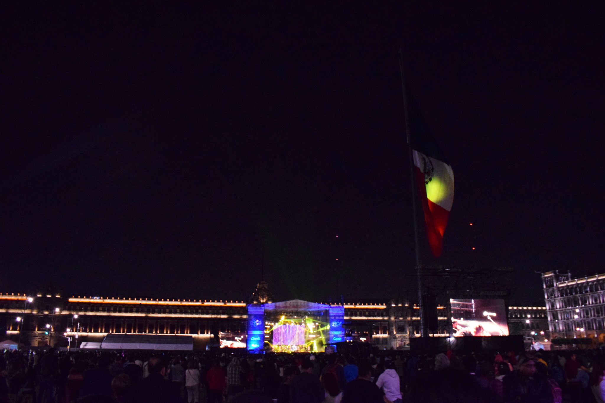 Los Ángeles Azules prenden el Zócalo capitalino.