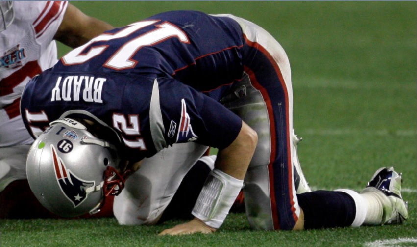 En 2008, después de ser nombrado el MVP de la temporada, Tom Brady cayó en el Super Bowl LII contra los Gigantes de Nueva York