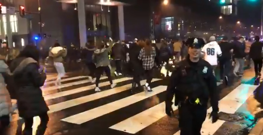 Policía celebra título de Eagles en Philadelphia 