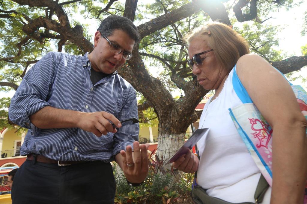 Armando Ríos Piter durante la recolección de firmas para poder aparecer en la boleta.