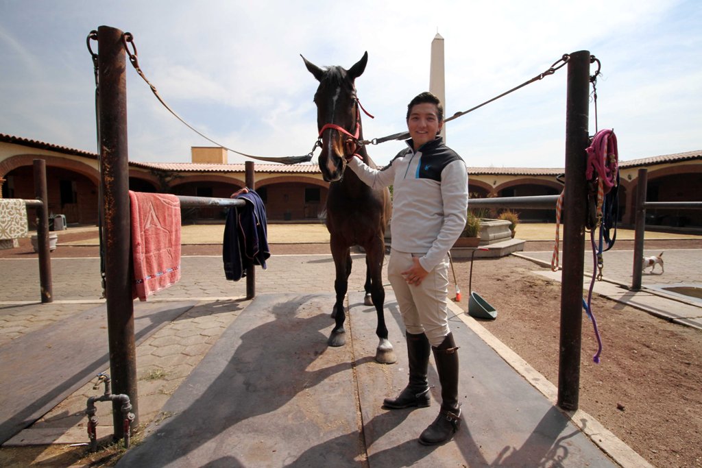 Carlos Maldonado acompañado por su caballo