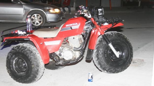 El fuerte choque hizo que la trimoto saliera proyectada varios metros.