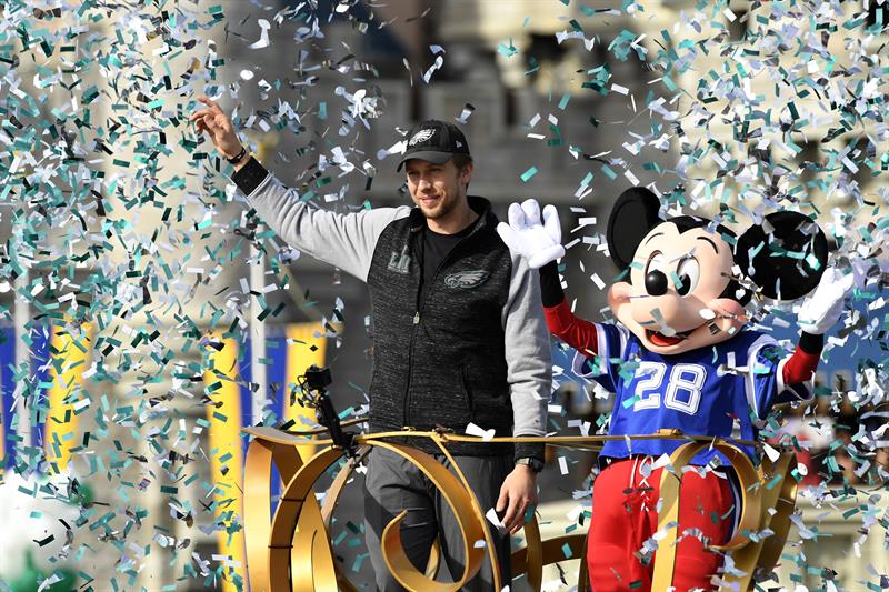 Nick Foles y Mickey Mouse en el desfile de MVP en Disney World