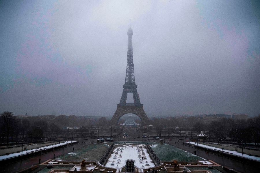 La Plaza de Trocadero, de la que salen seis importantes avenidas de la capital francesa, se cubre por la neblina.