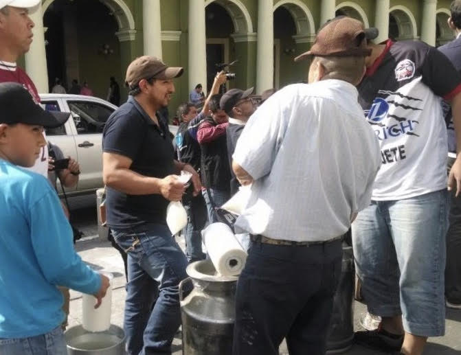 Los productores advirtieron que la protesta podría extenderse hasta un bloqueo en la carretera Xalapa-Perote.