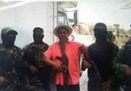 Las fotos, en las que aparece el sacerdote Germaín Muñiz acompañado de hombres armados, circuló en redes sociales.